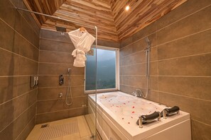 Villa de lujo | Baño | Ducha y cabezal de ducha tipo lluvia