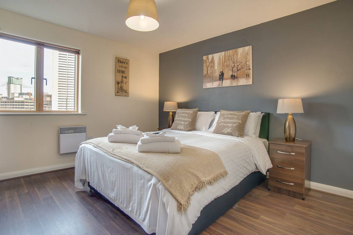 Soundproofing, iron/ironing board, WiFi (free), bed sheets