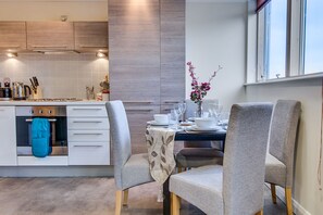 Standaard appartement, 2 slaapkamers, uitzicht op de stad (68) | Dineren op de kamer