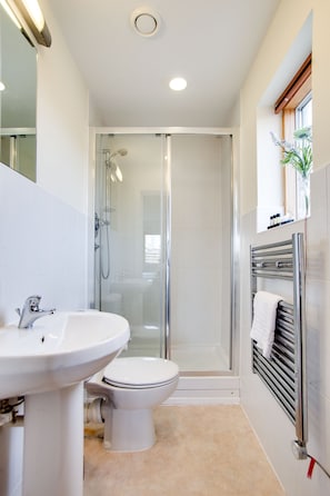Free toiletries, hair dryer, towels - Mica Point City Centre Apartment (Birmingham)
