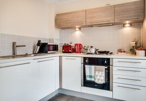 Frigorífico grande, microondas, horno y placa de cocina