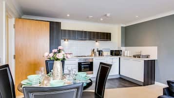 Standard Apartment, 2 Bedrooms, City View (67) | In-room dining