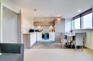 Apartamento standard, 2 quartos, vista para a cidade (68) | Quartos à prova de som, ferros/tábuas de passar roupa, Wi-Fi de cortesia