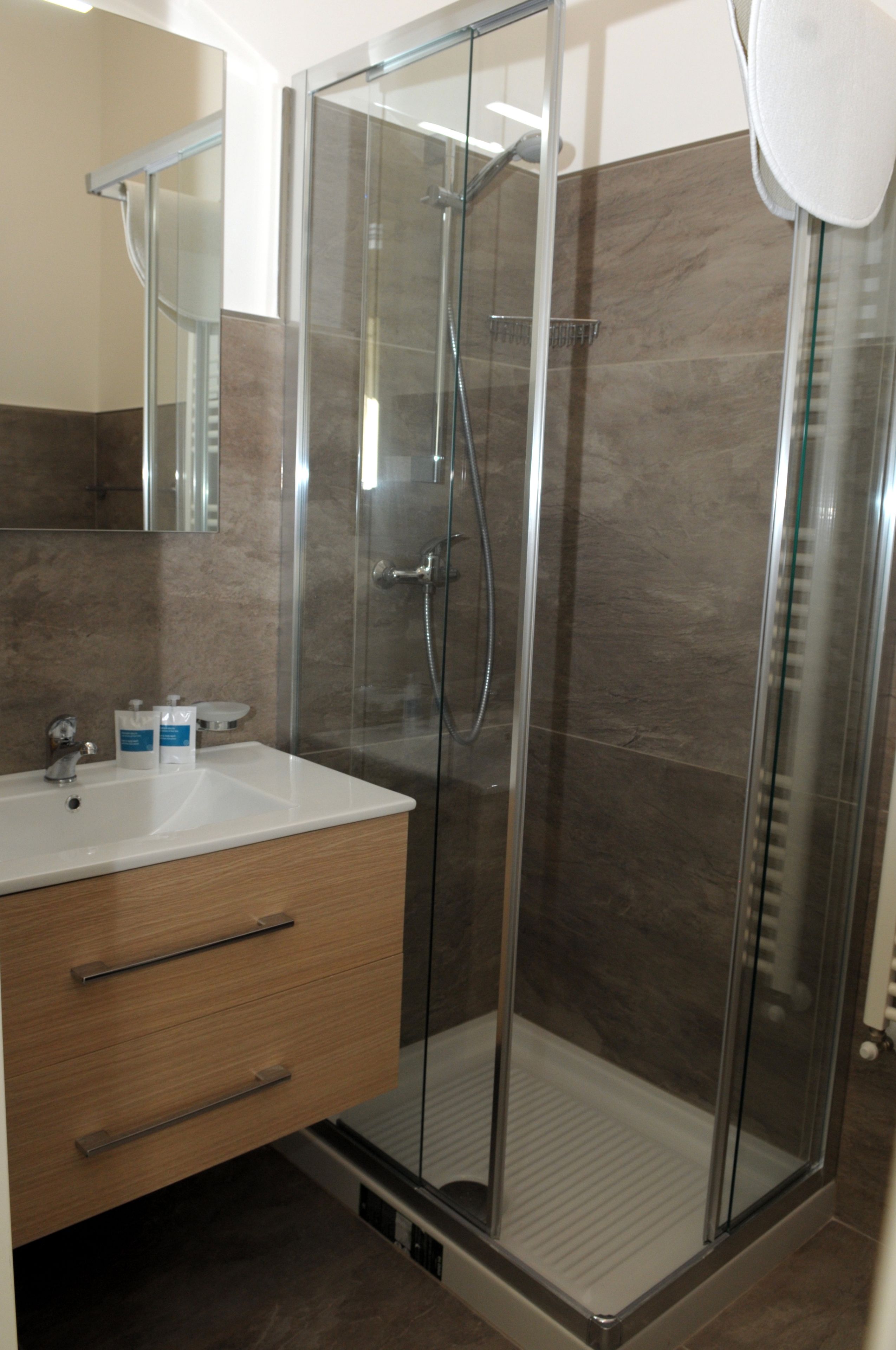 Chambre Double ou avec lits jumeaux | Salle de bain | Douche, articles de toilette gratuits, sèche-cheveux, chaussons