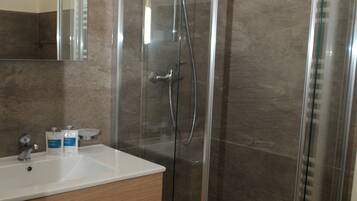 Chambre Double ou avec lits jumeaux | Salle de bain | Douche, articles de toilette gratuits, sèche-cheveux, chaussons
