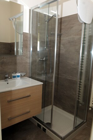 Doppel- oder Zweibettzimmer | Badezimmer | Dusche, kostenlose Toilettenartikel, Haartrockner, Hausschuhe