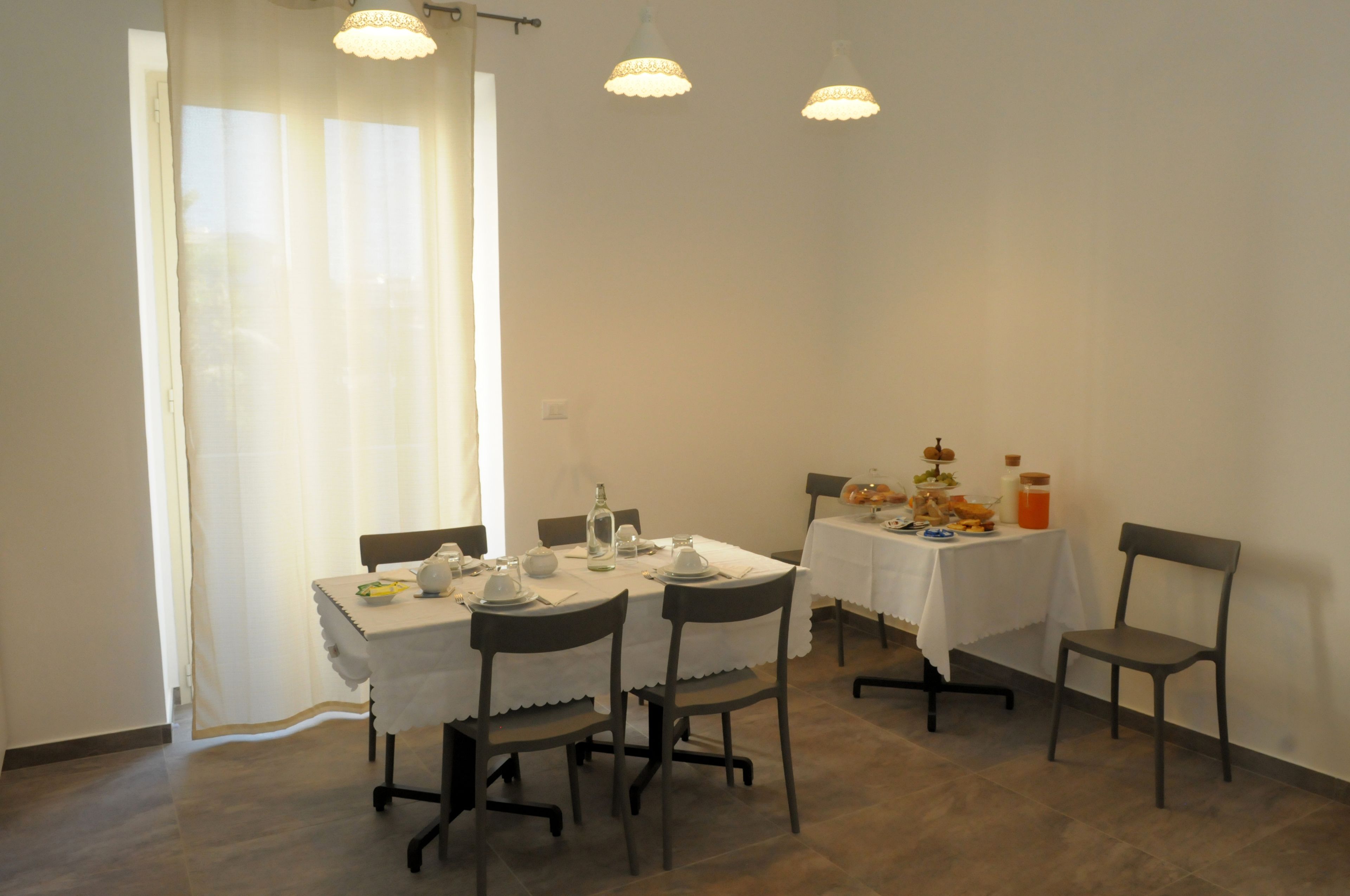 Tägliches inbegriffenes kontinentales Frühstück