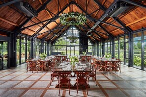 Serveert ontbijt, lunch, diner, Poolse gerechten 