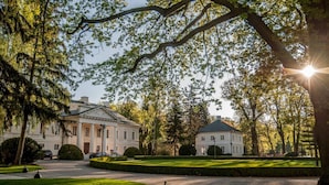 A grand building with a symmetrical facade, a paved driveway, and well-manicured lawns. - Palac Mala Wies (Belsk Duzy)