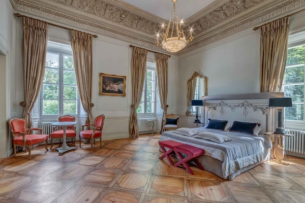 Premium bedding, in-room safe, desk, soundproofing