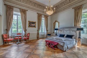 Luxe beddengoed, een kluis op de kamer, een bureau, geluiddichte muren