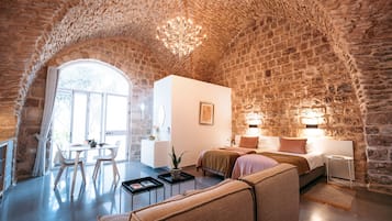 Phòng Suite Cao cấp, 1 phòng ngủ, phòng tắm riêng, khu vực vườn | 1 phòng ngủ, bộ đồ giường cao cấp, bàn, màn/rèm cản sáng