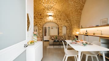 Suite de luxe, 1 dormitori, bany privat, zona enjardinada | 1 dormitori, roba de llit d'alta qualitat i escriptori