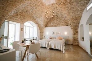 Superior suite, 1 slaapkamer, privébadkamer, aan tuin | 1 slaapkamer, luxe beddengoed, een bureau, verduisterende gordijnen