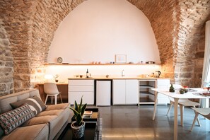 Suite de lujo, 1 habitación, baño privado, en la zona del jardín | 1 dormitorio, ropa de cama de alta calidad, escritorio y cortinas opacas