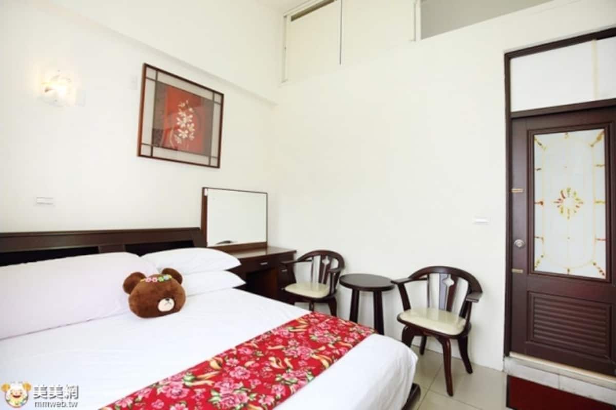 Habitación empresarial doble, 1 cama matrimonial | 4 habitaciones, escritorio, cortinas blackout y insonorización