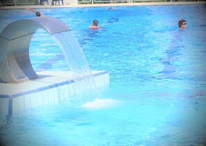 시즌별로 운영되는 야외 수영장, 수영장 파라솔, 일광욕 의자