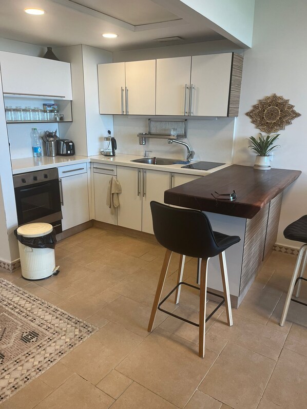 Exclusive Apartment, 1 Bedroom, Mountain View | Private kitchen