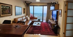 Exclusive Apartment, 1 Bedroom, Mountain View | Living area