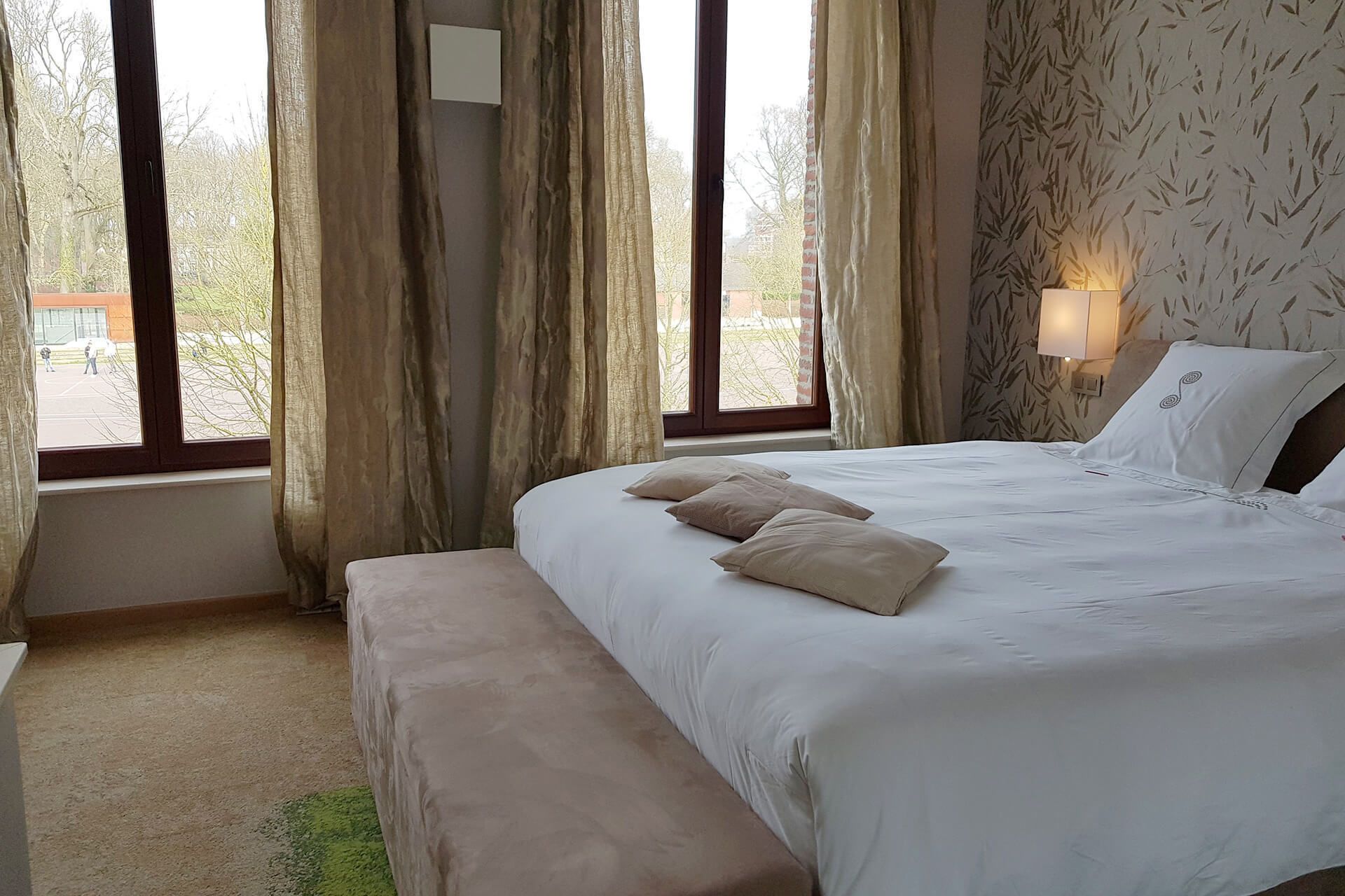 deluxe suite | minibar, desk, free wifi, bed sheets