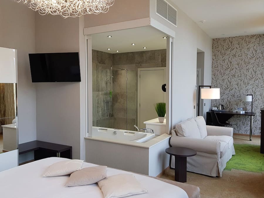 Minibar, escritorio, wifi gratis y ropa de cama