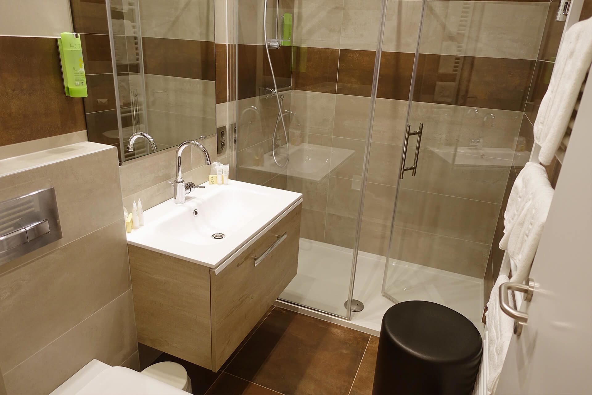 junior suite | bathroom | free toiletries, hair dryer, towels