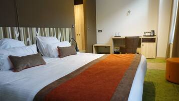 Comfort kamer, 1 twee- of 2 eenpersoonsbedden | Een minibar, een bureau, gratis wifi, beddengoed