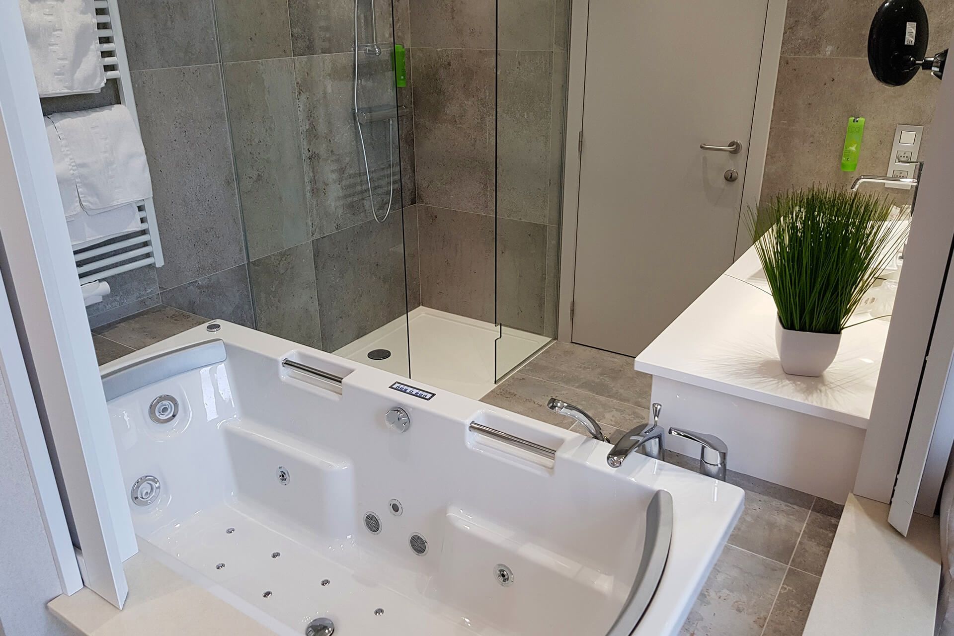 deluxe suite | minibar, desk, free wifi, bed sheets