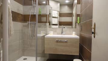 Superior kamer, 1 twee- of 2 eenpersoonsbedden | Badkamer | Gratis toiletartikelen, een haardroger, handdoeken
