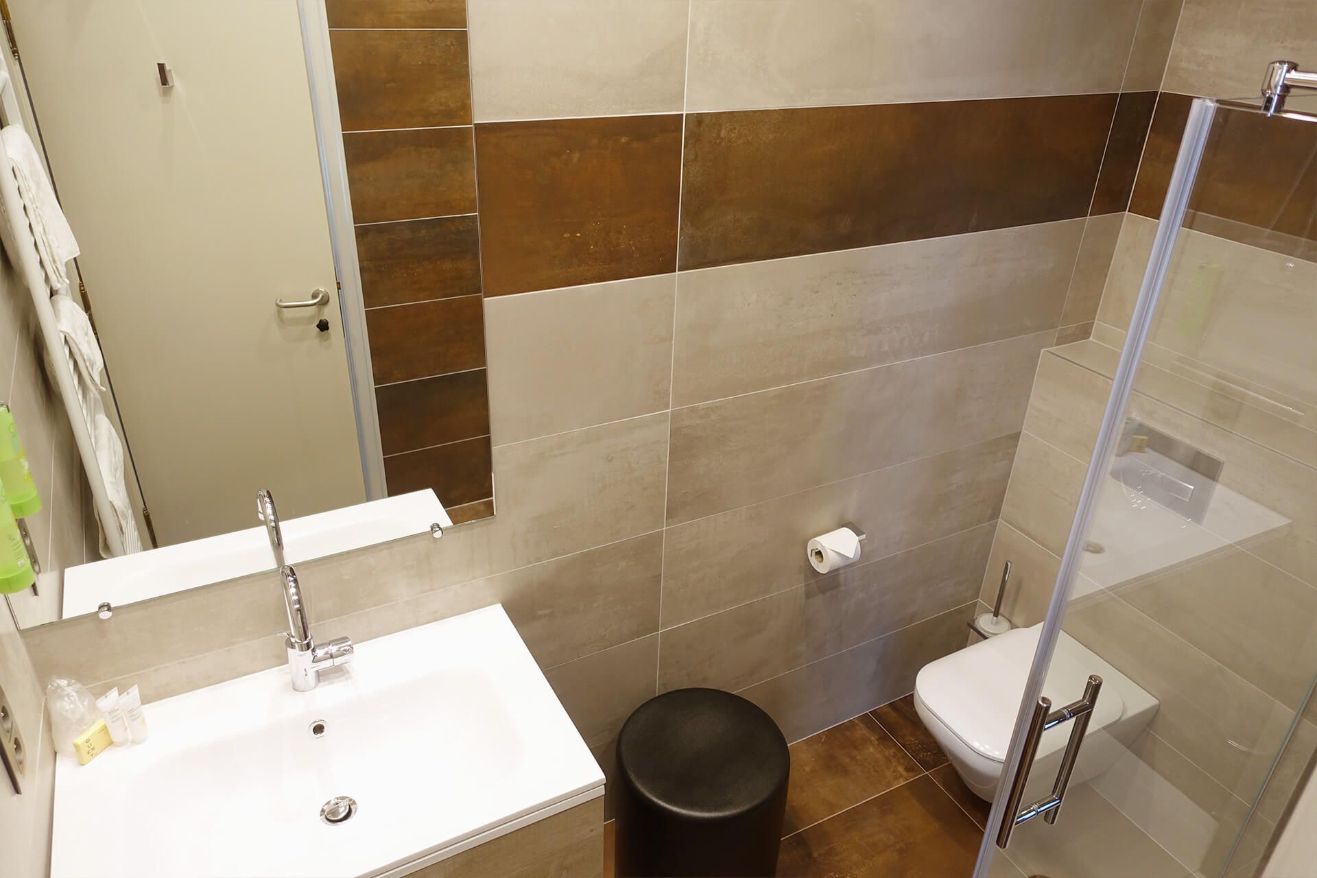 single room | jetted bathtub