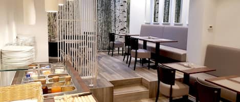 Desayuno buffet todos los días (EUR 14.00 por persona)