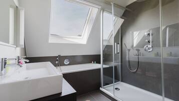 Svíta | Baðherbergi | Sturta, snyrtivörur án endurgjalds, hárblásari, baðsloppar