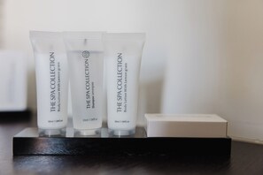 Regadera, amenidades de baño gratuitas, secadora de cabello, batas 