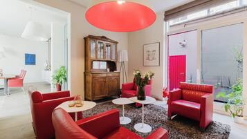 Coin salon dans le hall