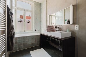 Habitación Deluxe | Baño | Regadera, amenidades de baño gratuitas, secadora de cabello, batas 