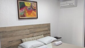 Quarto casal luxo, 1 quarto | Cortinas blackout, ferros/tábuas de passar roupa, Wi-Fi de cortesia