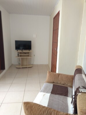 Departamento Deluxe, 1 habitación, cocina, planta baja | Sala de estar | Televisión LED de 32 pulgadas con canales por cable y televisión 