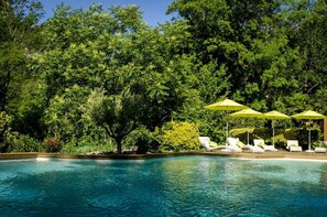 Outdoor pool, a heated pool, sun loungers - Château de Madières - Châteauzen (Rogues)