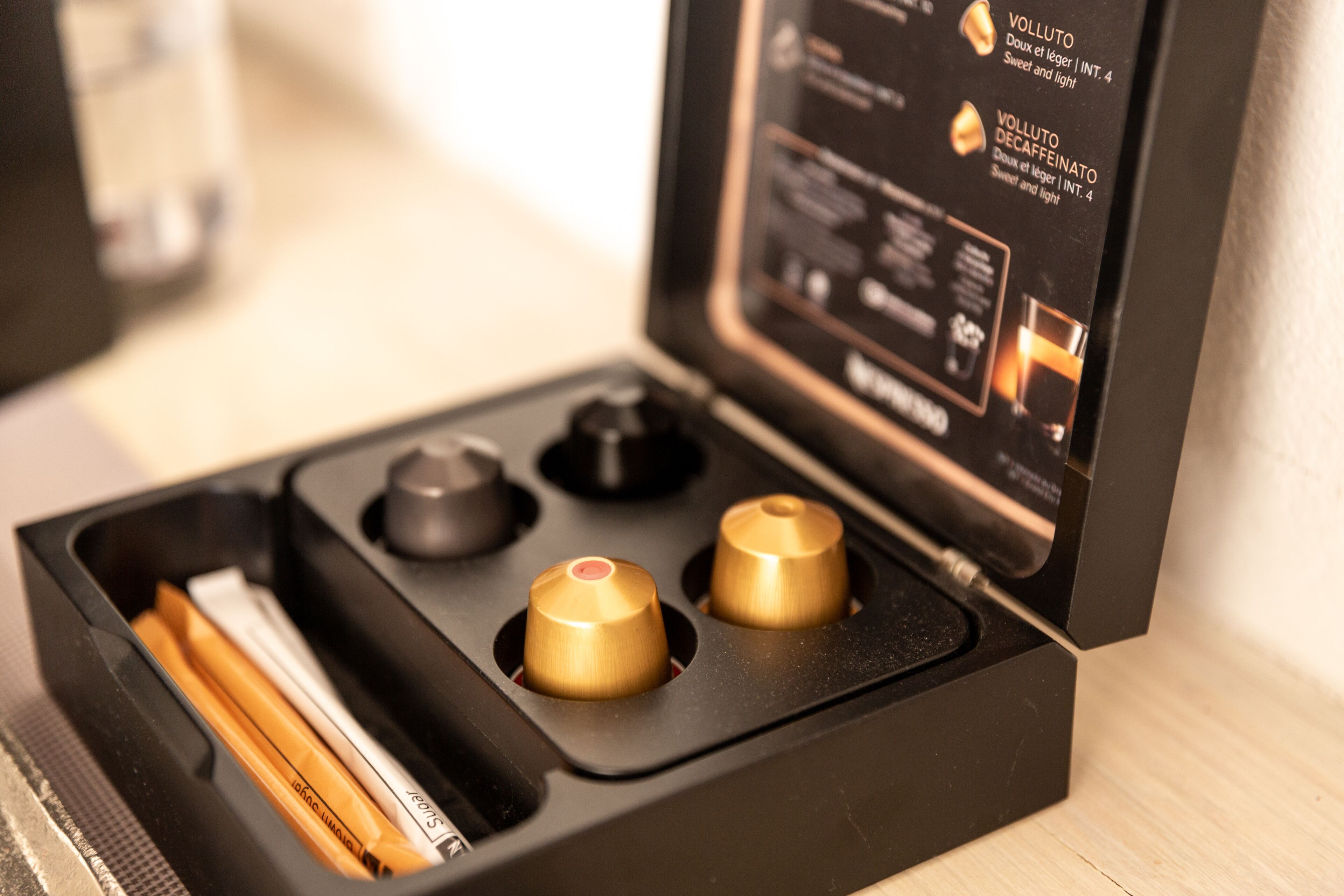 Máquina de café com visor digital e dois botões.