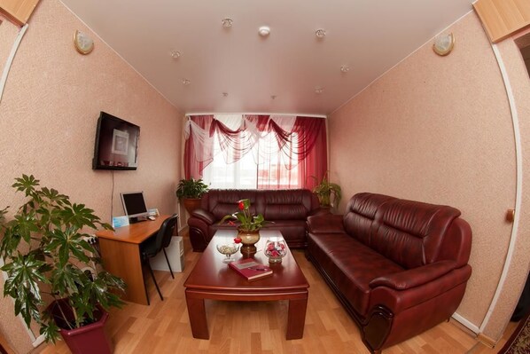 Lobby sitting area - Edelveis Hotel (Petropavlovsk-Kamchatskiy)