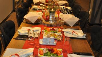 S'hi serveixen esmorzars, dinars, sopars i plats de cuina turca