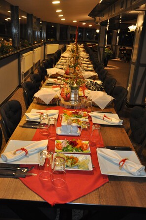 Serveert ontbijt, lunch, diner, Turkse gerechten 