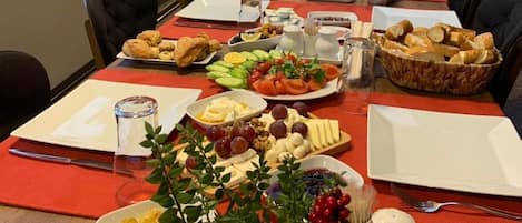 Petit déjeuner et déjeuner servis sur place, spécialités Cuisine turque