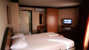 A hotel room with a bed, a TV, a desk, and a wardrobe. - Otel Familia (Orhangazi)