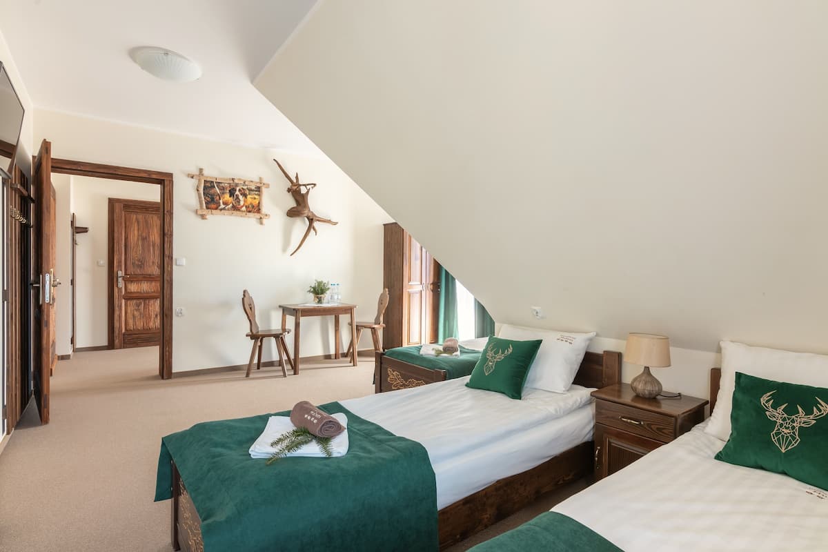 Travel crib, free WiFi, bed sheets