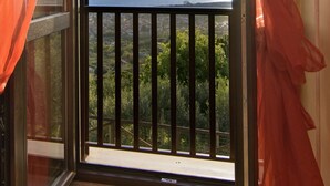 A balcony with a view of the sea and greenery. - Relais da Clorinda (Ascea)