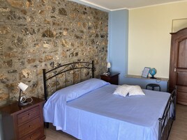 Minibar, escritorio, camas plegables/adicionales y wifi gratis 