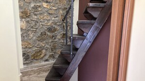 A staircase with stone walls and wooden steps. - Relais da Clorinda (Ascea)