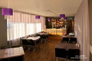 Bar (on property) - Geyzer Hotel (Petropavlovsk-Kamchatskiy)