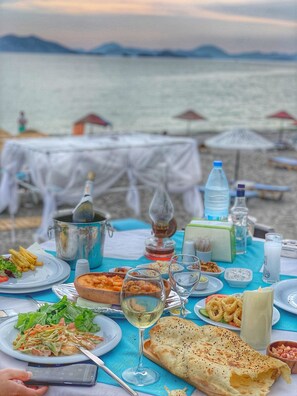 Déjeuner, dîner et souper servis sur place